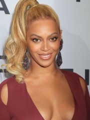 Beyonce Knowles shows huge cleavage